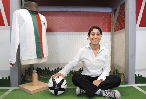 Tülin Dumans kleine Fußballwelt Die Besitzerin des Fußball-Ladens "Goal", Tülin Duman, sitzt in einem kleinen Fußballtor in ihrem Geschäft in Berlin-Kreuzberg.