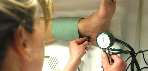 Die Bestimmung des Knöchel-Arm-Indexes hilft, Durchblutungsstörungen bei Personen mit Diabetes frühzeitig zu erkennen.