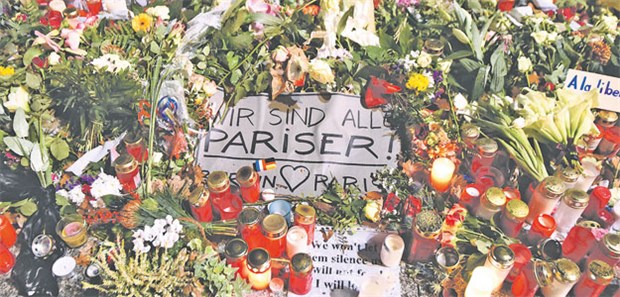 'Ablenkung besser als Vermeidung' Die Betroffenheit nach den Anschlägen in Paris ist groß: Auch in Berlin haben zahlreiche Menschen Blumen niedergelegt.