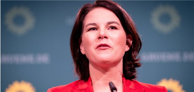Baerbock will Pflegegehälter nach Tarif Die Bezahlung von Pflegekräften muss besser werden, fordert die Grünen-Chefin und designierte Kanzlerkandidatin Annalena Baerbock.