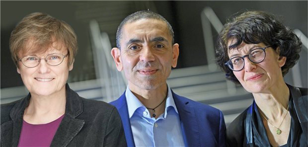 Karikó, Türeci, Şahin: Die Wegbereiter der mRNA-Forschung Die Biochemikerin Professor Katalin Karikó (66, li.), die Ärztin Dr. Özlem Türeci (54) und der Arzt Professor Ugur Sahin (56) werden mit dem Paul Ehrlich- und Ludwig Darmstaedter-Preis 2022 ausgezeichnet.