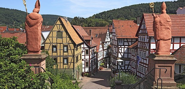 Ärztenetz bremst Klinikexpansion Die Bischofsstatuen an der Kirchtreppe der St.-Martins-Kirche: Bad Orb hat viel zu bieten.