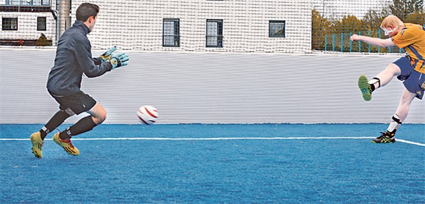 Fußballspiel mit blinden Kickern Die Blindenfußballmannschaft des TSV 1860 München beim Training. Im Inneren des Balles befinden sich Rasseln, damit die Spieler den Ball hören können.