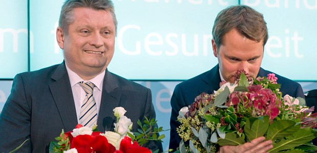 Die Lernphase ist vorbei Die Blumen sind verwelkt: Hermann Gröhe und Vorgänger Daniel Bahr bei der Amtsübergabe am 18. Dezember.