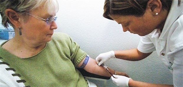 Die Blutabnahme ist delegierbar. Kommt es im Quartal dann nicht mehr zu einem persönlichen Arzt-Patienten-Kontakt, fällt die Versichertenpauschale weg.