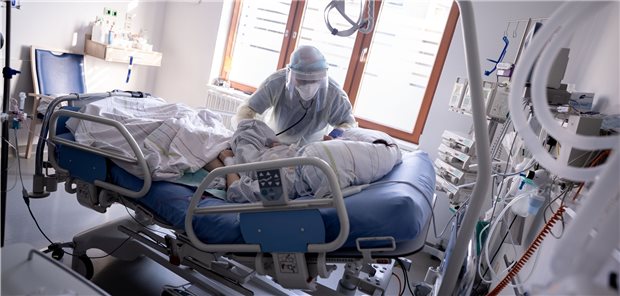BÄK plädiert für ein Bündel von Corona-Pandemie-Markern Ein Intensivpfleger versorgt einen COVID-19-Patienten auf der Intensivstation.