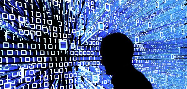 Mann vor digitalem Hintergrund