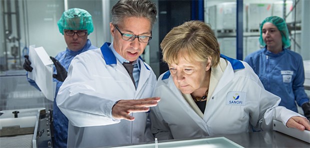 'Kämpfen für den Pharmastandort' Die Bundeskanzlerin erfährt, wie bei der aseptischen Abfüllung von Arzneimitteln Insulinkartuschen zunächst mit reinstem Wasser für Injektionszwecke vorbereitet werden.