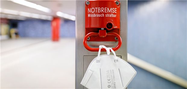 Länder sollen Maskenpflicht in Praxen anordnen können Die Bundesländer sollen nach einem Änderungsantrag der Koalitionsfraktionen auch nach dem 20. März weitgehende Befugnisse erhalten. Das gilt etwa für die Pflicht zum Tragen einer Atemschutzmaske.
