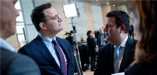 Die Frage nach der Refinanzierung Die Bundesminister im Scheinwerferlicht: Jens Spahn, zuständig für Gesundheit, und Hubertus Heil, verantwortlich für Arbeit und Soziales, machen sich Gedanken, wie die höheren Lohnkosten in der Pflege bezahlt werden sollen.