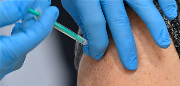 „Die Bundesregierung und die Landesregierungen werden aufgefordert, sofort die COVID-19-Impfungen von den Impfzentren auf die Praxen der niedergelassenen Ärztinnen und Ärzte zu verlagern“, fordert die KV Baden-Württemberg.