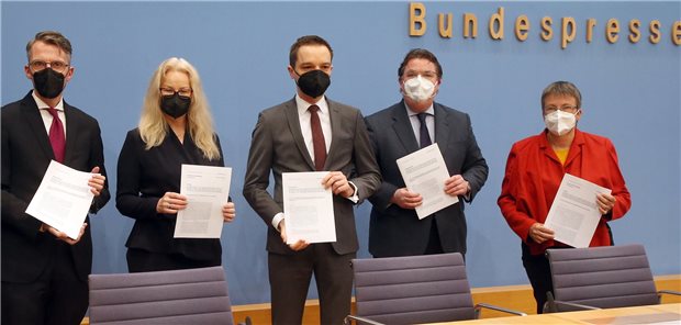 Neuer Gesetzentwurf zur Sterbehilfe präsentiert Die Bundestagsabgeordneten Lars Castellucci (SPD, v.l.), Kirsten Kappert-Gonther (Grüne), Benjamin Strasser (FDP), Ansgar Heveling (CDU) und Kathrin Vogler (Linke) stellen im Haus der Bundespressekonferenz einen Gesetzentwurf zur Suizidbeihilfe vor.