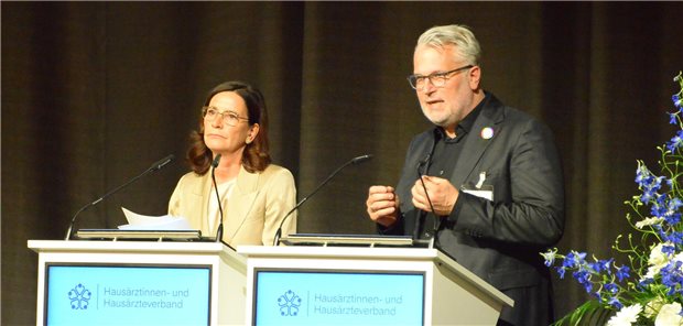 Die Bundesvorsitzenden Nicola Buhlinger-Göpfarth und Markus Blumenthal-Beier bei der Frühjahrstagung des Hausärztinnen- und Hausärzteverbandes in Magdeburg.