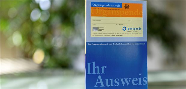 Die Bundeszentrale für gesundheitliche Aufklärung will ihre Kampagne zur Organspende an die neuen gesetzlichen Regelungen anpassen. Im Bild ihr Erklärungsbuch mit Organspendeausweis.