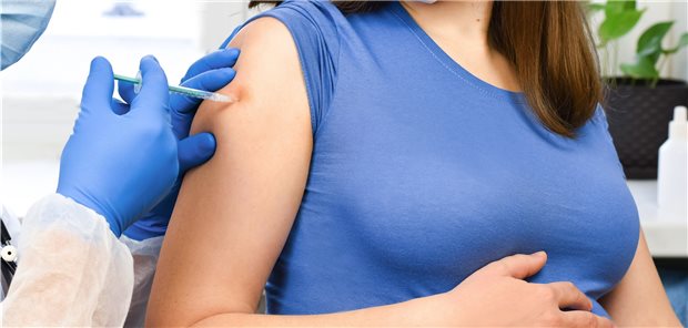 Die COVID-Impfung bei Schwangeren könnte sich lohnen: Allein das Frühgeburtsrisiko liegt bei SARS-CoV-2 positiv getesteten Frauen bis zu 80 Prozent höher als bei gesunden.