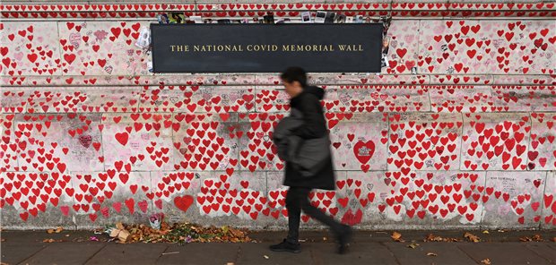 Die COVID-Memorial-Wall in London. Ein Untersuchungsausschuss soll jetzt klären, ob bei der Bekämpfung der Pandemie Fehler gemacht worden sind. Großbritannien war von COVID-19 besonders stark betroffen.