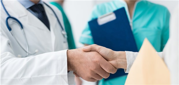 Gesundheitszustand soll alleiniger Gradmesser sein Die CSU-Landtagsfraktion wünscht sich eine sektorenübergreifende Versorgung Hand in Hand. stokkete / stock.adobe.com