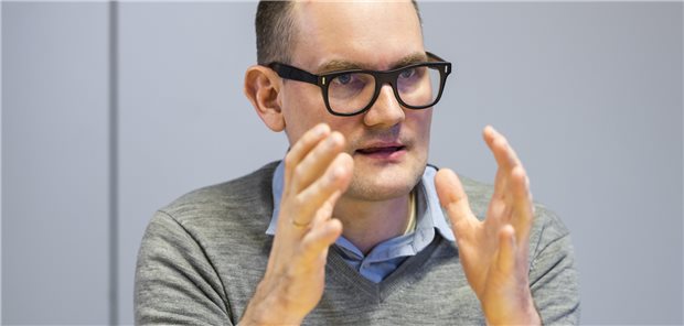 Dr. Janosch Dahmen in Nahaufnahme.