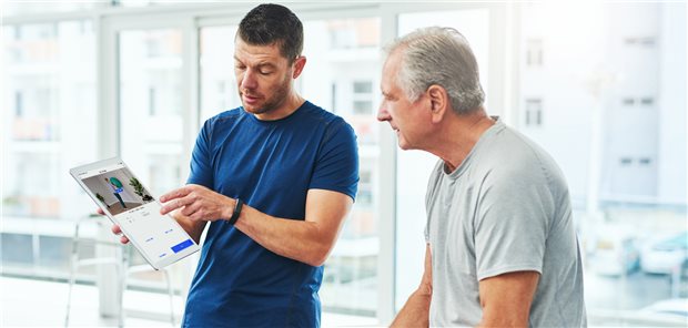 Die Caspar App kommt bereits während des stationären Aufenthalts zur Anwendung: Der Therapeut macht die Übung vor und zeigt sie auch gleich im App-Trainings-Programm.