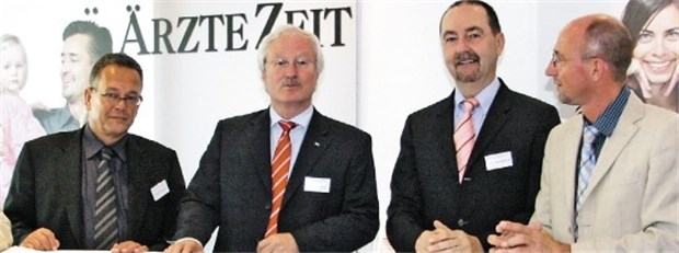 Die Chefs von Hausärzteverband, AOK und Medi, Bertold Dietsche, Rolf Hoberg, Werner Baumgärtner (v.l.n.r.) mit Chefredakteur Wolfgang van den Bergh.