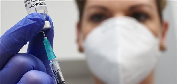 Die Corona-Impfpflicht für Beschäftigte in Praxen, Kliniken und Heimen soll laut Gesetz am 15. März in Kraft treten. 