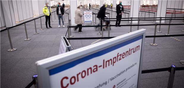 Mobile Teams sollen Corona-Impfzentren ablösen Die Corona-Impfzentren (hier in den Hamburger Messehallen) sollen laut neuestem GMK-Beschluss ab 30. September zurückgefahren oder geschlossen werden.