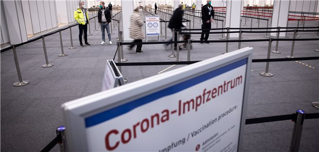 Spahn fordert: Corona-Impfzentren wieder startklar machen Die Corona-Impfzentren sollen nach Meinung von Gesundheitsminister Spahn rasch wieder ihren Betrieb aufnehmen.
