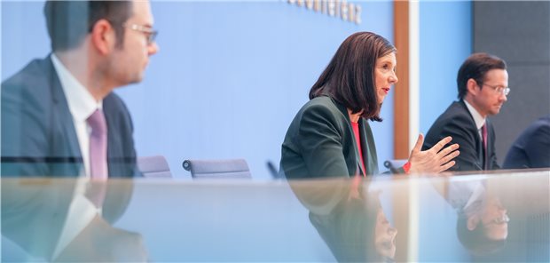 „Ampel“ will bei epidemischer Lage auf Stopp schalten Die Corona-Notlage soll zum 25. November auslaufen und durch Übergangsregelungen ersetzt werden. Das ist die gemeinsame Position von SPD, Grünen und FDP, kündigten Marco Buschmann (FDP), Kathrin Göring-Eckardt (Grüne) und Dirk Wiese (SPD) am Mittwoch an (v.l.n.r.).