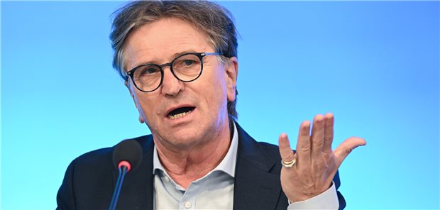 Lucha zieht Corona-Bilanz: Millionen Euro für Masken, Milliarden für Firmen Die Corona-Pandemie hat uns als Gesellschaft viel abverlangt. Das zeigt sich nicht zuletzt an den enormen Summen, die für dieses Jahrhundert-Ereignis aufgewendet werden mussten: Baden-Württembergs Gesundheitsminister Manne Lucha (Grüne).
