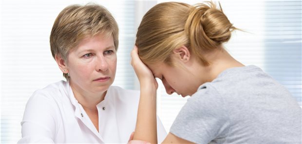 Wie die Charité ihren COVID-Kräften Beistand leistet Die Coronakrise hat den Pflegekräften an der Charité zugesetzt. Um sie zu unterstützen, gehören inzwischen zehn Psychologen zum Team. Sorgen können dadurch unkompliziert in den Pausen angesprochen werden.