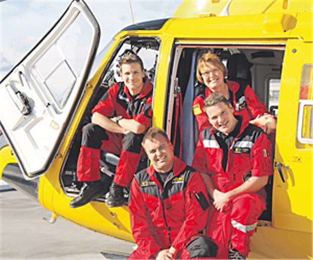 Im Einsatz gegen die Zeit Die Crew von Christoph 32: Co-Pilot Jens Jasper (hinten v.l.), Notärztin Astrid Köstler sowie Pilot Peter Döring (vorne v.l.) und Rettungsassistent Tom Weiss.