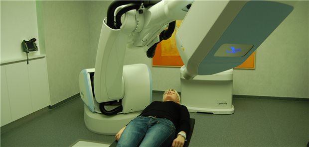Die Cyberknife-Methode wird bisher für Kassenpatienten nur im stationären Kontext angeboten.
