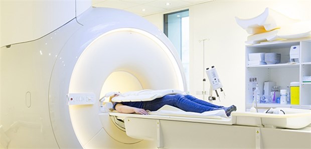 Schmerzende Schulter: Nicht gleich ins MRT! Die DEGUM glaubt: Patienten kommen oft schnell in eine teure und aufwändige MRT, obwohl der Ultraschall genauso zuverlässig arbeitet.