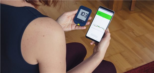 Die Daten von der Glukosemessung werden in eine Digitale Gesundheitsanwendung transferiert.