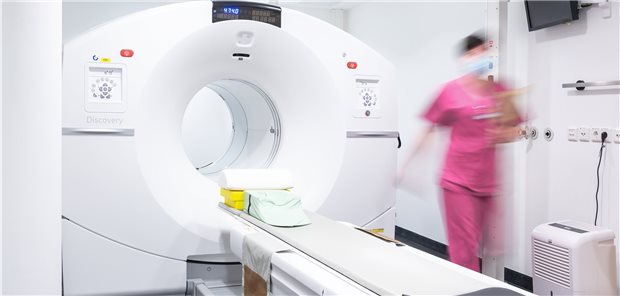 PET/CT-Scanner: In 15 Minuten vom Scheitel bis zur Sohle Symbolbild einer CT-Untersuchung mit Fotomodellen