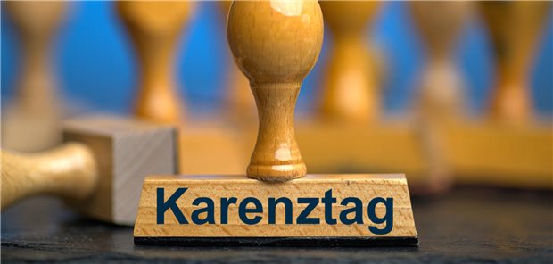 Auf einem Stempel steht das Wort Karenztag.