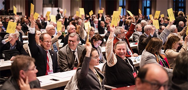 Die Delegierten auf dem außerordentlichen Ärztetag bei der Abstimmung.