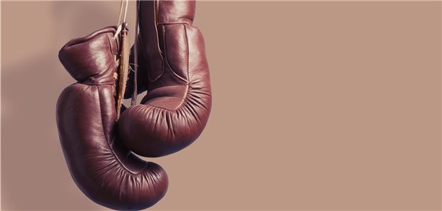 Kritik am SpiFa – „Kampfansage an die hausärztliche Versorgung“ Boxhandschuhe. Auch die Delegierten beim 41. Hausärztetag waren in Kampfstimmung.