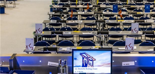 Mehr Koordination in der Versorgung: Was die BÄK vorschlägt Die Delegierten des 128. Deutschen Ärztetags in Mainz – hier eine Impression vom letztjährigen Ärztetag in Essen – werden über die Beschlussvorlage des BÄK-Vorstands debattieren.