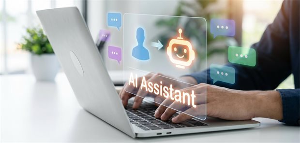 Person, die einen Laptop mit einer KI-Assistenten-Schnittstelle auf dem Bildschirm nutzt