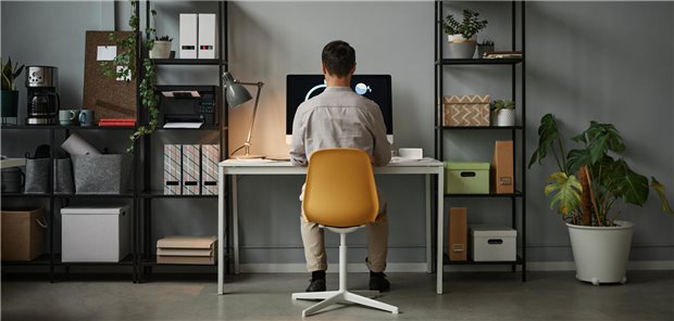 Gesundheitsreport: „Sitzen ist der Feind der Gesundheit“ Ein Mann sitzt an einem Schreibtisch.