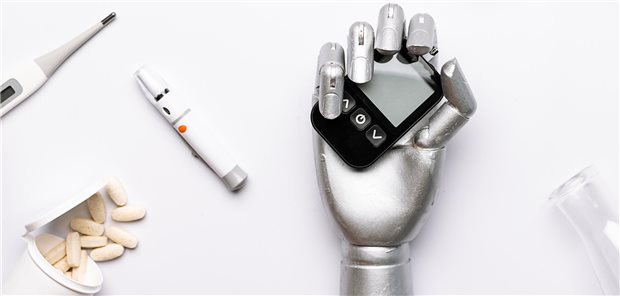 Roboterhand mit CGM-Gerät, daneben ein Thermometer, ein Insulinpen und paar Tabletten