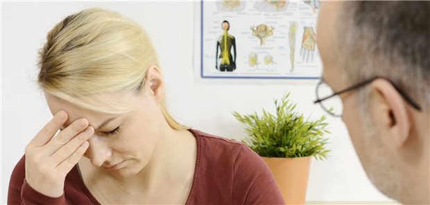 Die Diagnose Krebs ist für die Betroffenen ein Schock. Erst seit rund 40 Jahren teilen Ärzte ihren Patienten offen mit, woran diese leiden (Symbolbild mit Fotomodellen). Bettina Hitzer hat die Emotionsgeschichte erforscht.