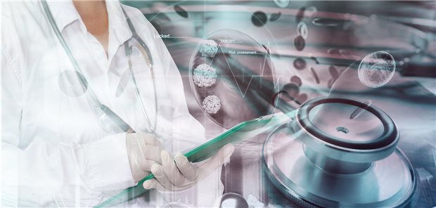 Axiale Spondyloarthritis: Bessere Versorgung der Patienten im Blick Person im Kittel mit Stethoskop über der Schulter, weißen Handschuhen, in der Hand ein Klemmbrett, daneben überlagernd der Stethoskopkopf, eine Computerillustration von Blutplättchen und weiteres aus dem medizinischen Umfeld.