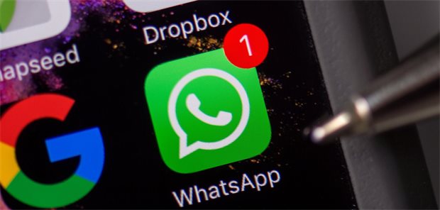 WhatsApp-Icon auf dem Display eines iPhones.