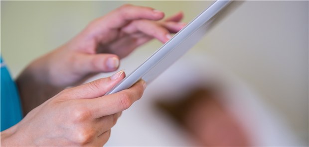 Mit digitalen Neuerungen Fachkräfte einfangen Die Digitalisierung soll das starke Rückgrat der Versorgung werden – und zum Beispiel Pflegekräfte bei der Arbeit entlasten.