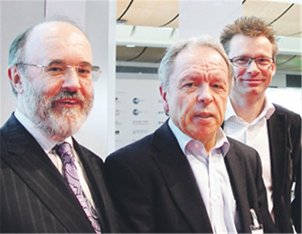 Über E-Health-Projekte wird in Europa intensiv diskutiert Die Diskussionspartner auf der CeBIT: (v.l.n.r.): Dr. Clemens Martin Auer (Gesundheitsministerium Österreich), Dr. Franz-Joseph Bartmann (Ausschuss Telematik, BÄK), Patrick Kutschera (Evita AG, Schweiz).