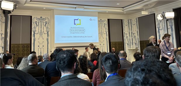 Blick aufs Podium beim Dialogforum junge Ärztinnen und Ärzte. 