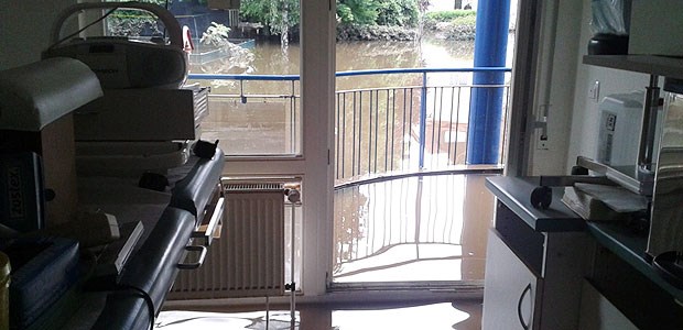 Praxis im Urlaub überflutet! Die Dresdner Praxis von Hautärztin Dr. Kristina Haß liegt im Erdgeschoss: Mitte Juni dringt das Hochwasser in die Behandlungsräume ein.