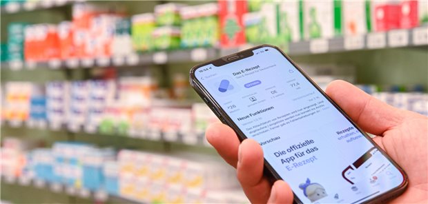 Die E-Rezept-App der gematik ist ein Einlöse-Weg für das elektronische Rezept. Die App wird allerdings nur selten genutzt. Etabliert hat sich vor allem die Gesundheitskarte zum Einlösen der Verordnung.